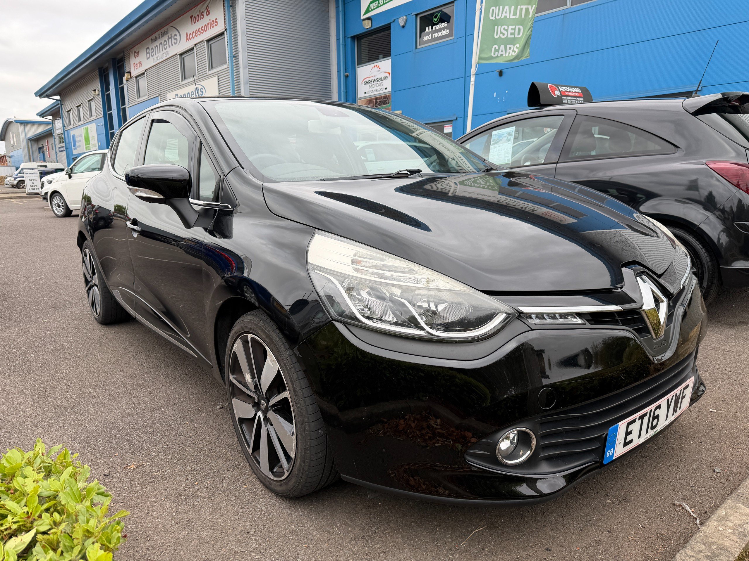 Renault Clio dealer public-web source image